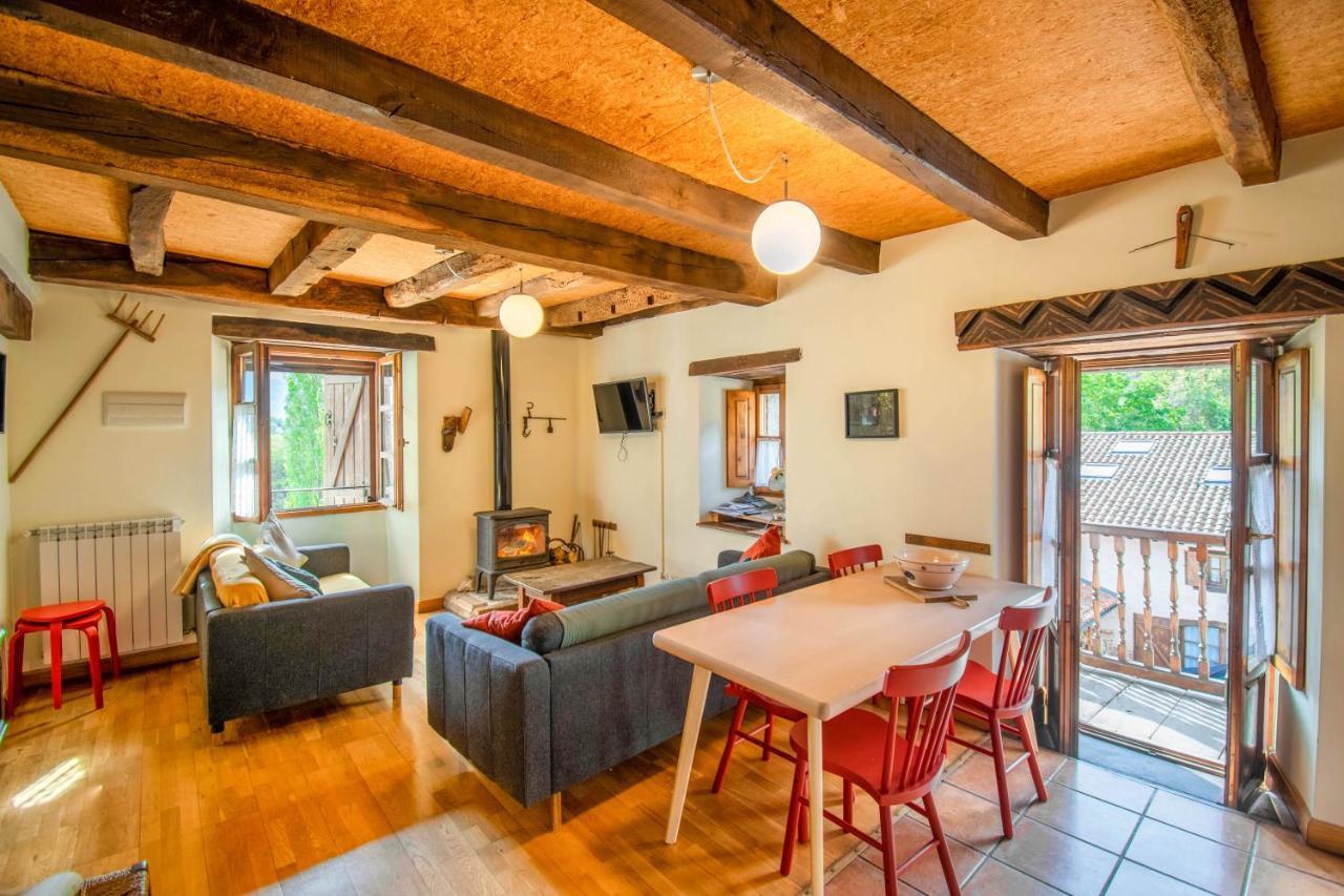 Casa Monaut, Acogedores Apartamentos A Los Pies De La Selva De Irati Saragueta Esterno foto
